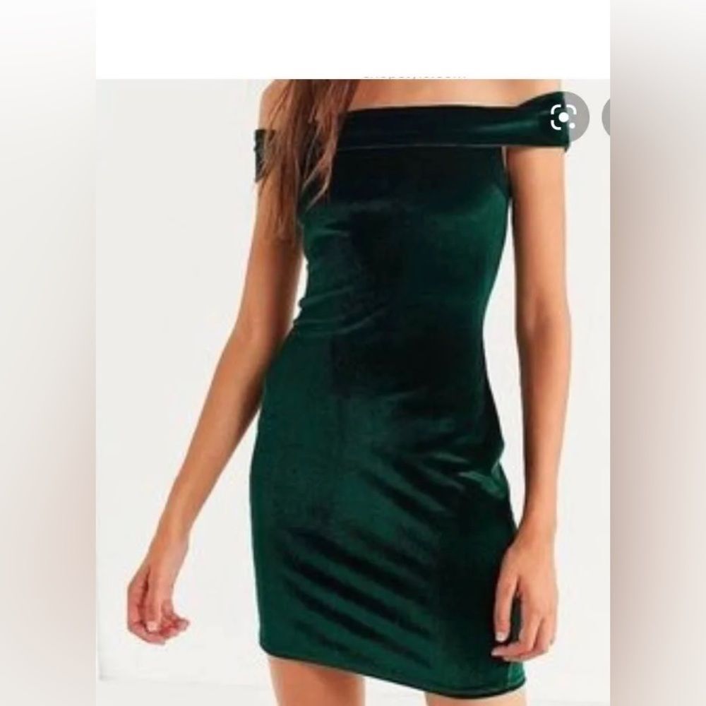 Urban Outfitters Women’s Off The Shoulder Black Velvet Mini Dress Size Small